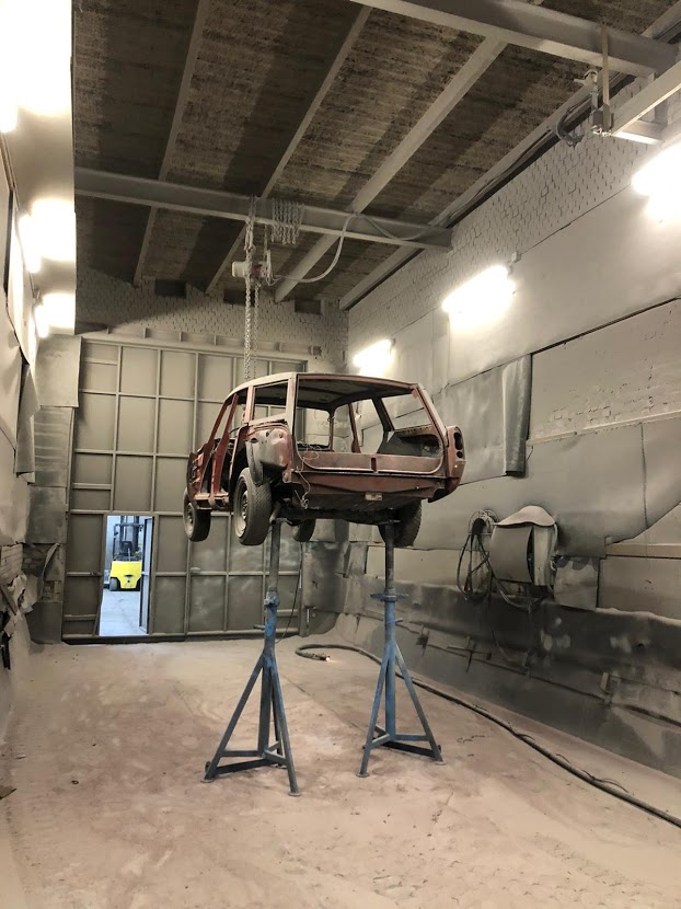 P6 Estate; voorbereidingen voor plaatwerker; "voorstralen"