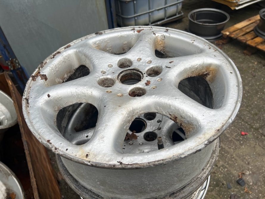 Next job: stralen & coaten Rover 800 velgen