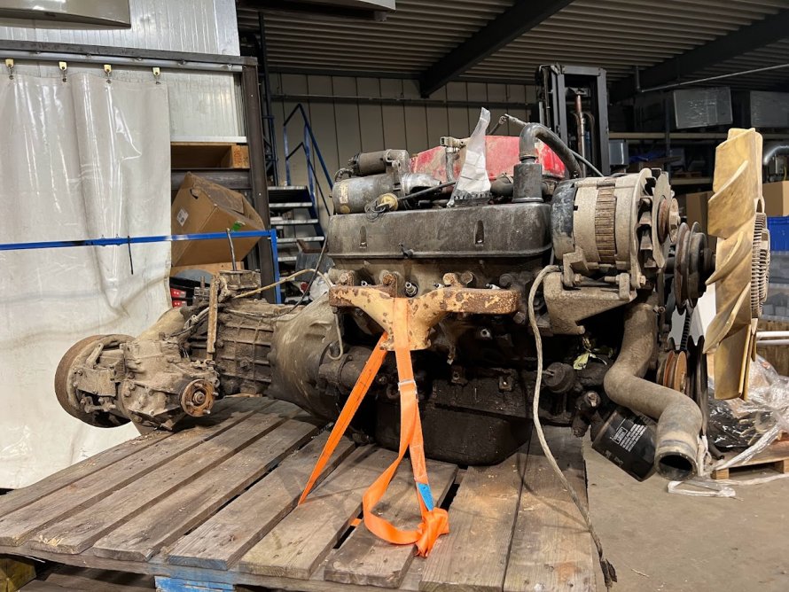 Aanvang demontage V8 DAKAR 4x4