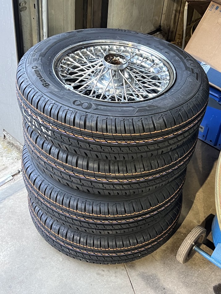 MGB voorzien van "nieuw rubber".......