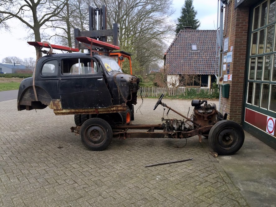 body van het chassis af ....