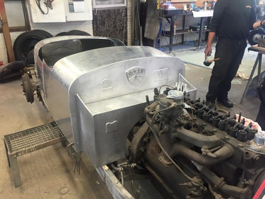 Het gegoten aluminium schutbord zit op z'n plaats !!