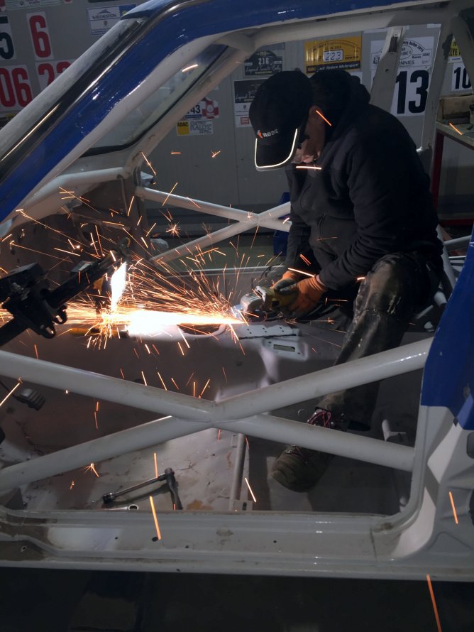 18-2-2016 "basisplaat hydraulische handrem RHD verwijderen"