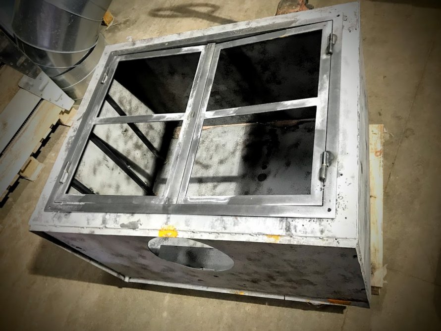 <[object Object]>Vitrinekast (omgebouwde petroleumbar) krijgt vorm...