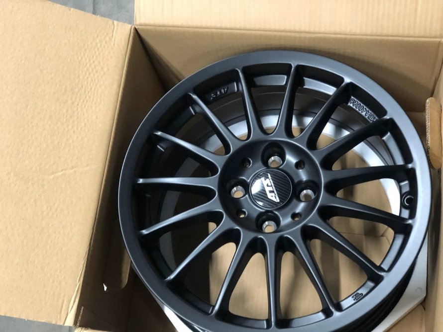 Voorbereidingen Goodwood FOS : extra setje velgen banden SD1 Computervision