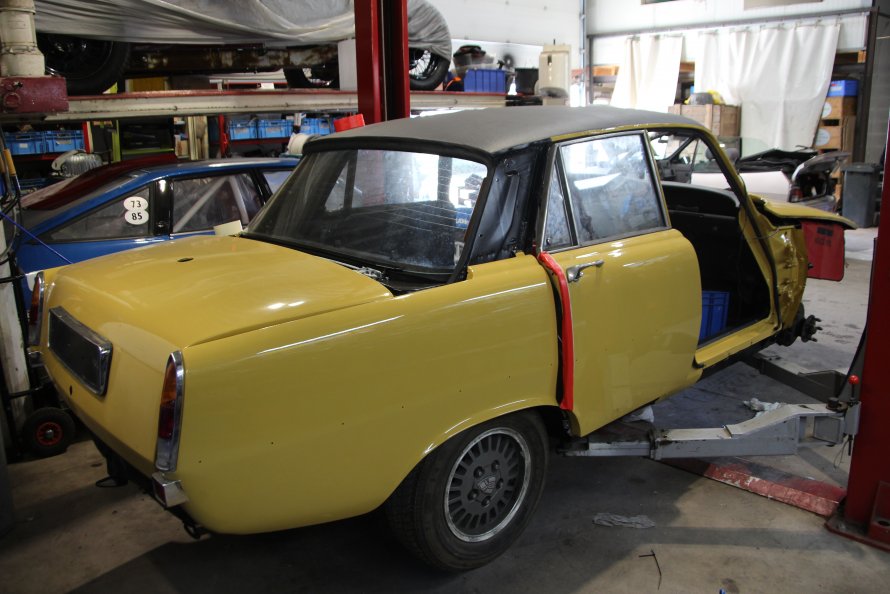 Rover P6 3500S Almond Yellow