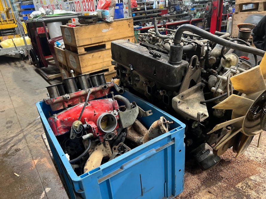 Aanvang demontage V8 DAKAR 4x4