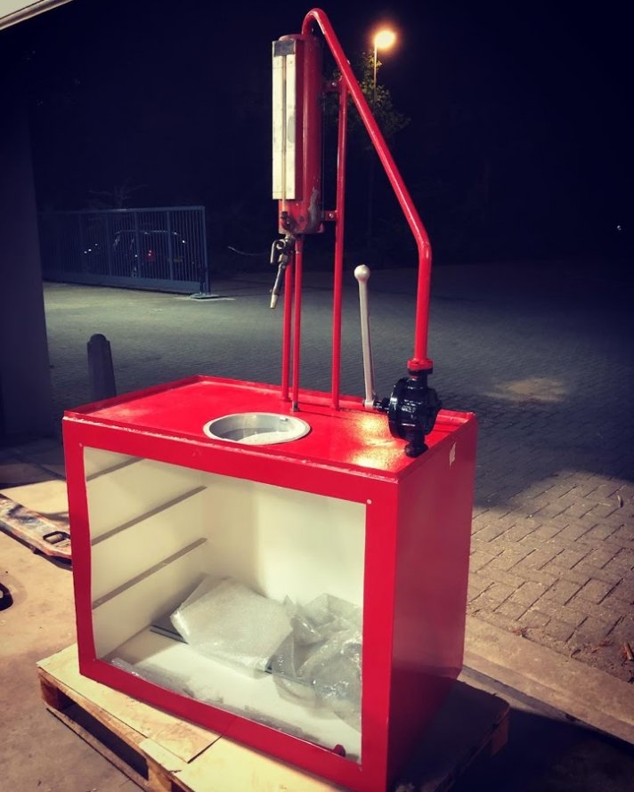 Vitrinekast (omgebouwde petroleumbar) krijgt vorm...