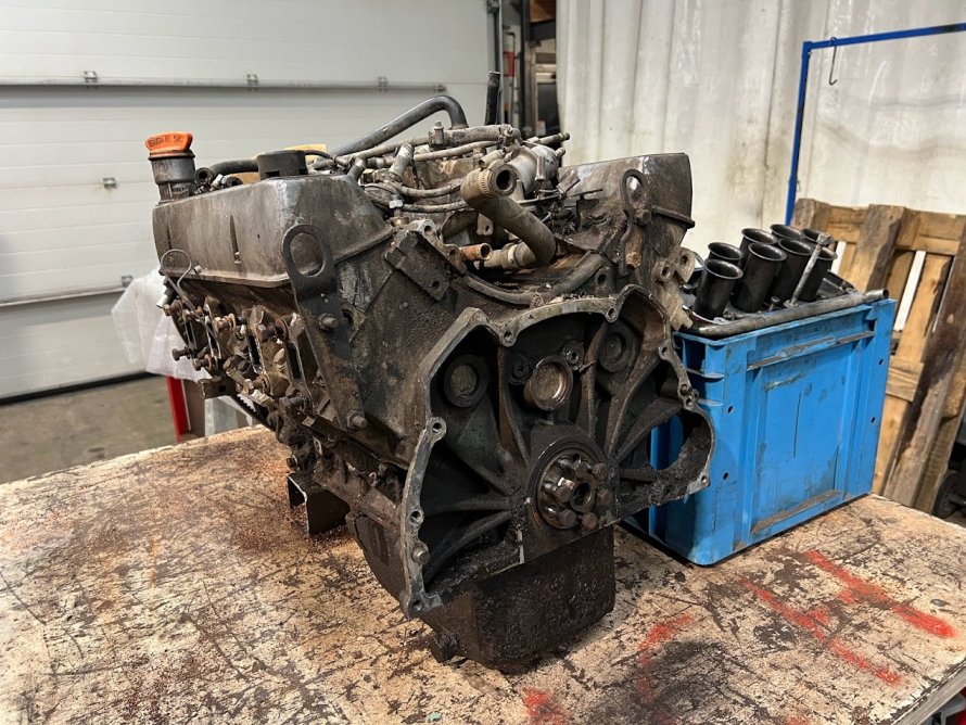 Aanvang demontage V8 DAKAR 4x4