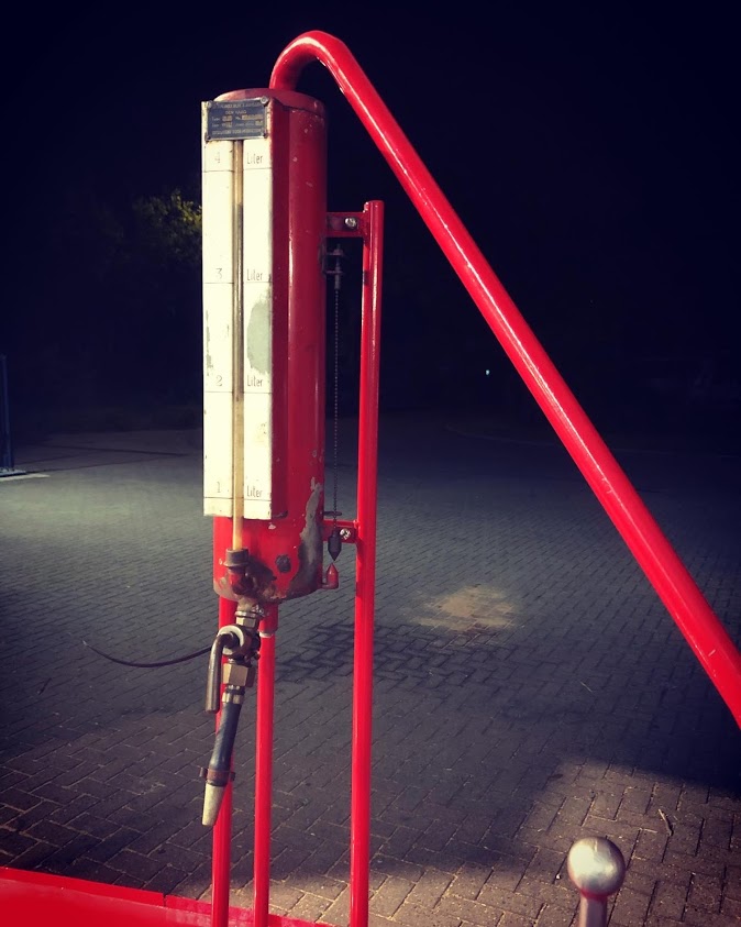 Vitrinekast (omgebouwde petroleumbar) krijgt vorm...